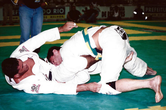 Minotauro and Roleta facing off in the 1999 World Jiu Jitsu absolute division semifinal at Tijuca.